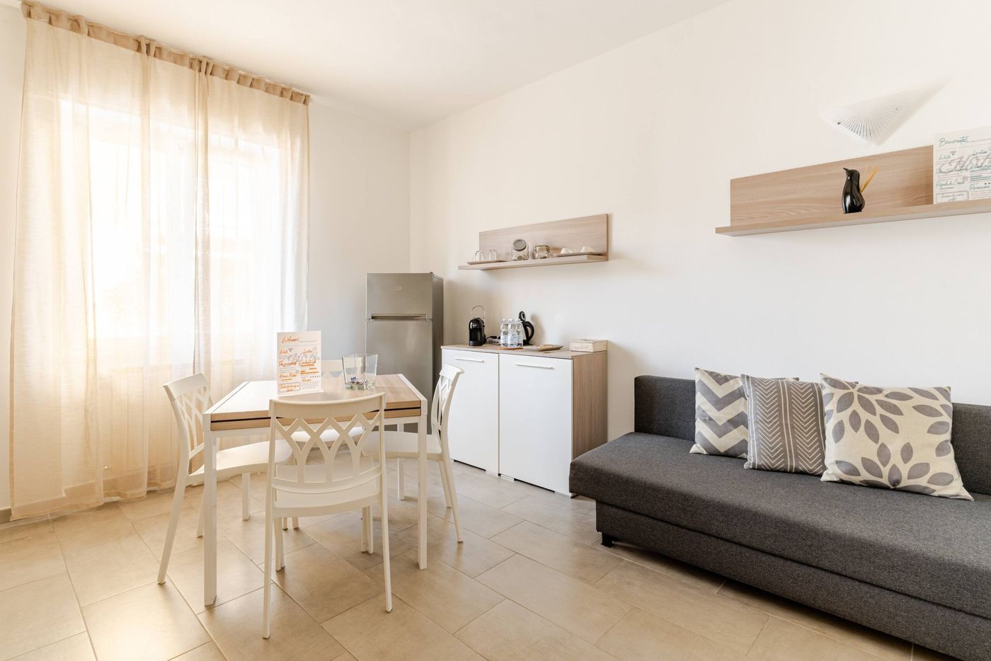 Wohnzimmer und Küche – Health & Beach Apartment Rapallo